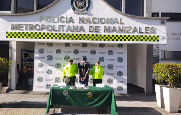 Persona capturada-policías custodiando