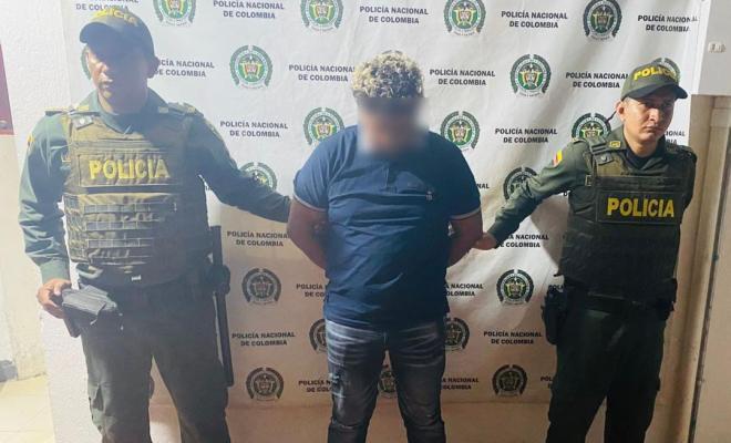 Dos policías con un capturado 