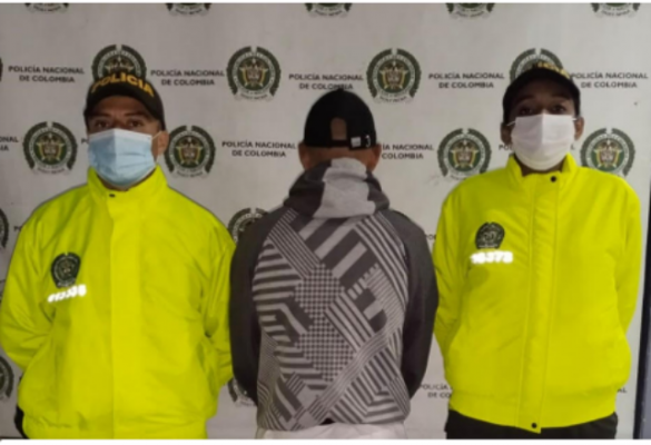 1 persona capturada-policías custodiando