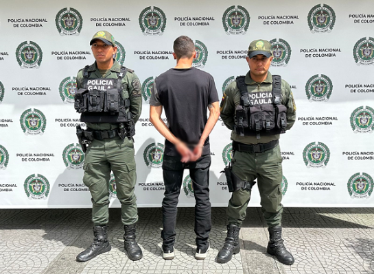 Persona capturada-policías custodiando