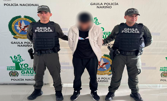 Una persona capturada que se encuentra esposado y dos Policías del Gaula a su lado 