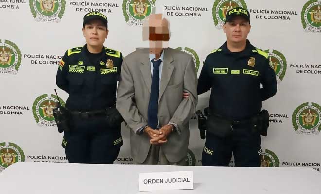 Hombre capturado en medio de dos Polic&iacute;as