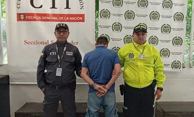 Hombre capturado en medio de un funcionario del C.T.I. y un Polic&iacute;a
