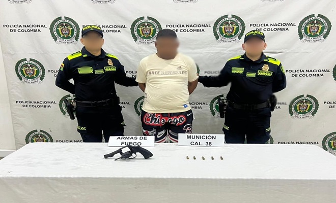 policia con ciudadano capturado