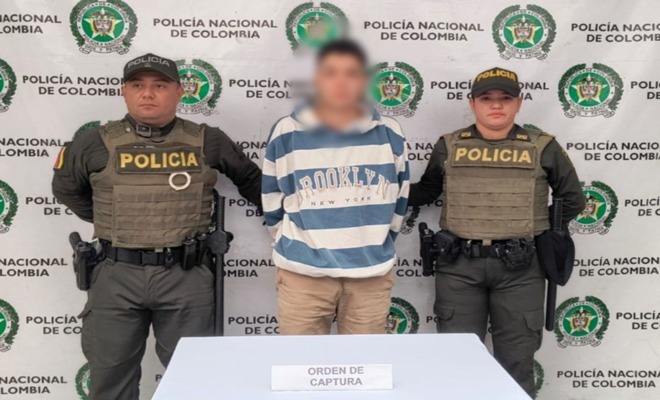 Dos policías custodian a un capturado