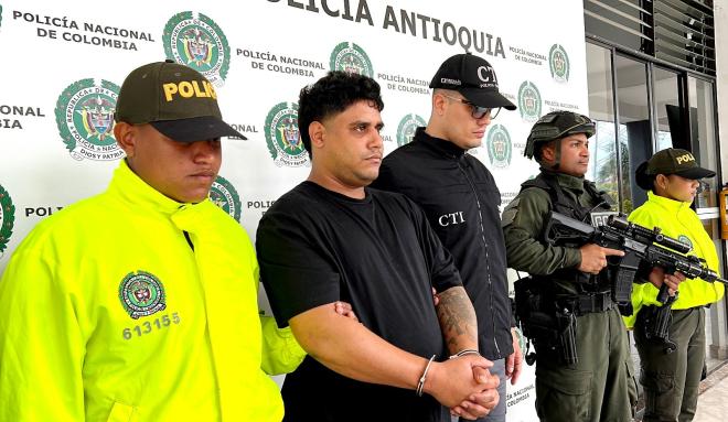Persona capturada-policías custodiando