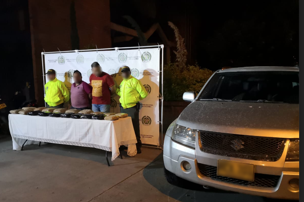 Dos capturados en Antioquia con droga en vehículo