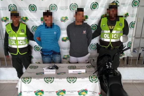 Capturados-dos-hombres-momentos-que-con-arma-de-fogueo-hurtaban-motocicleta