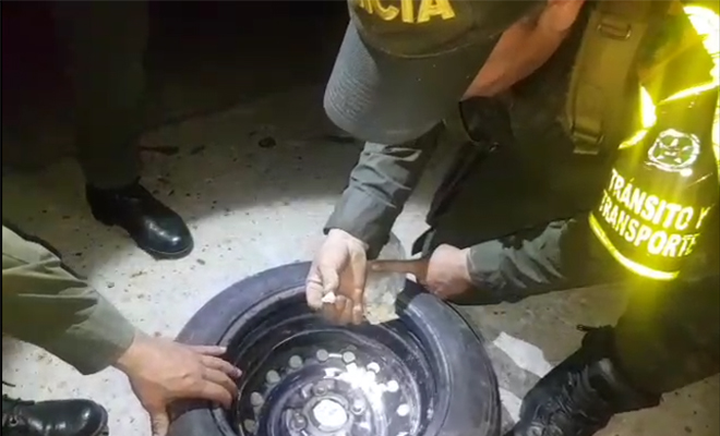 Al-interior-de-una llanta-de-repuesto-la Policía Nacional-descubrió-2-mil-gramos-de-base de coca