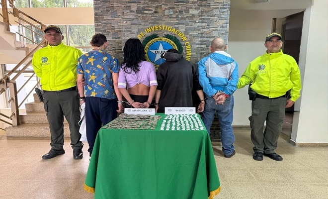 Mediante allanamiento, la Policía Nacional captura a cuatro personas e incauta más de 200 dosis de estupefacientes