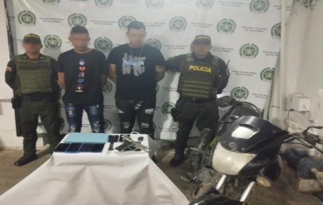 Dos personas capturadas por el delito de hurto junto con elementos recuperados..