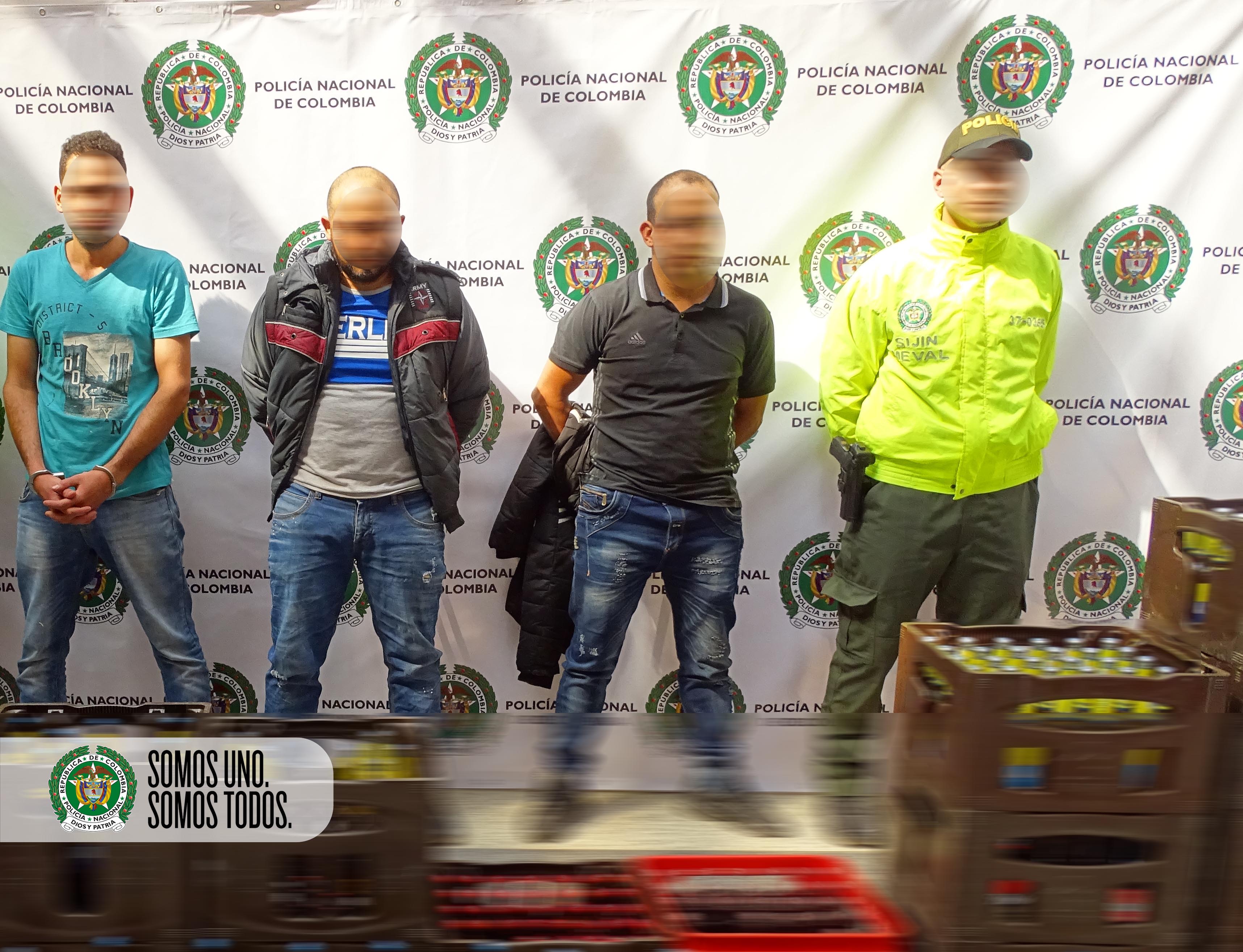 Policía custodia a capturados con gaseosas y cervezas reenvasadas