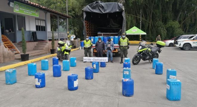 dos hombres capturados en puesto de control