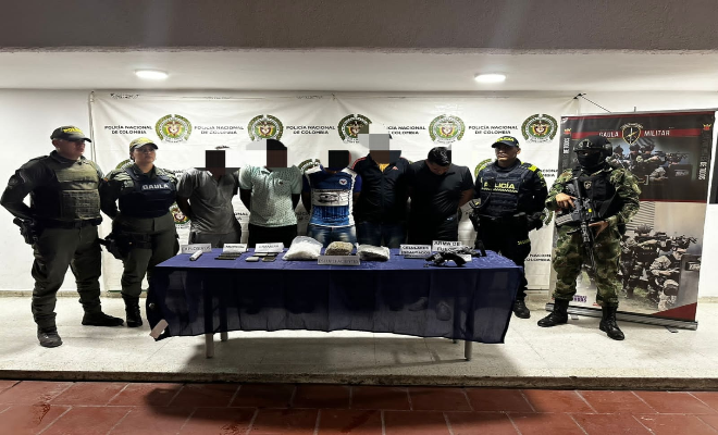 Personas capturadas-policías custodiando