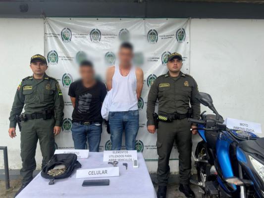Capturados dos hombres por el hurto de un bolso al interior de un vehículo