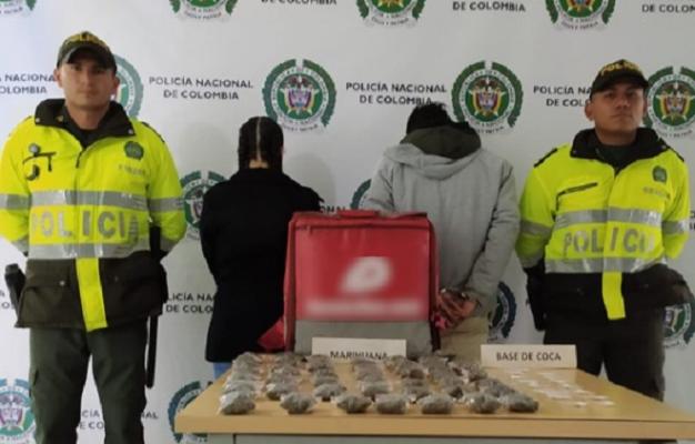 La fachada de un hombre y una mujer era ser repartidores de domicilios 