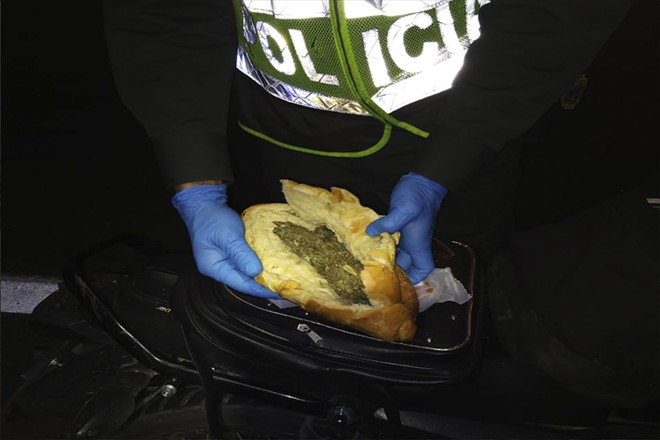  Un hombre y una mujer capturados con dos kilos de marihuana dentro de panes y una motocicleta inmovilizada