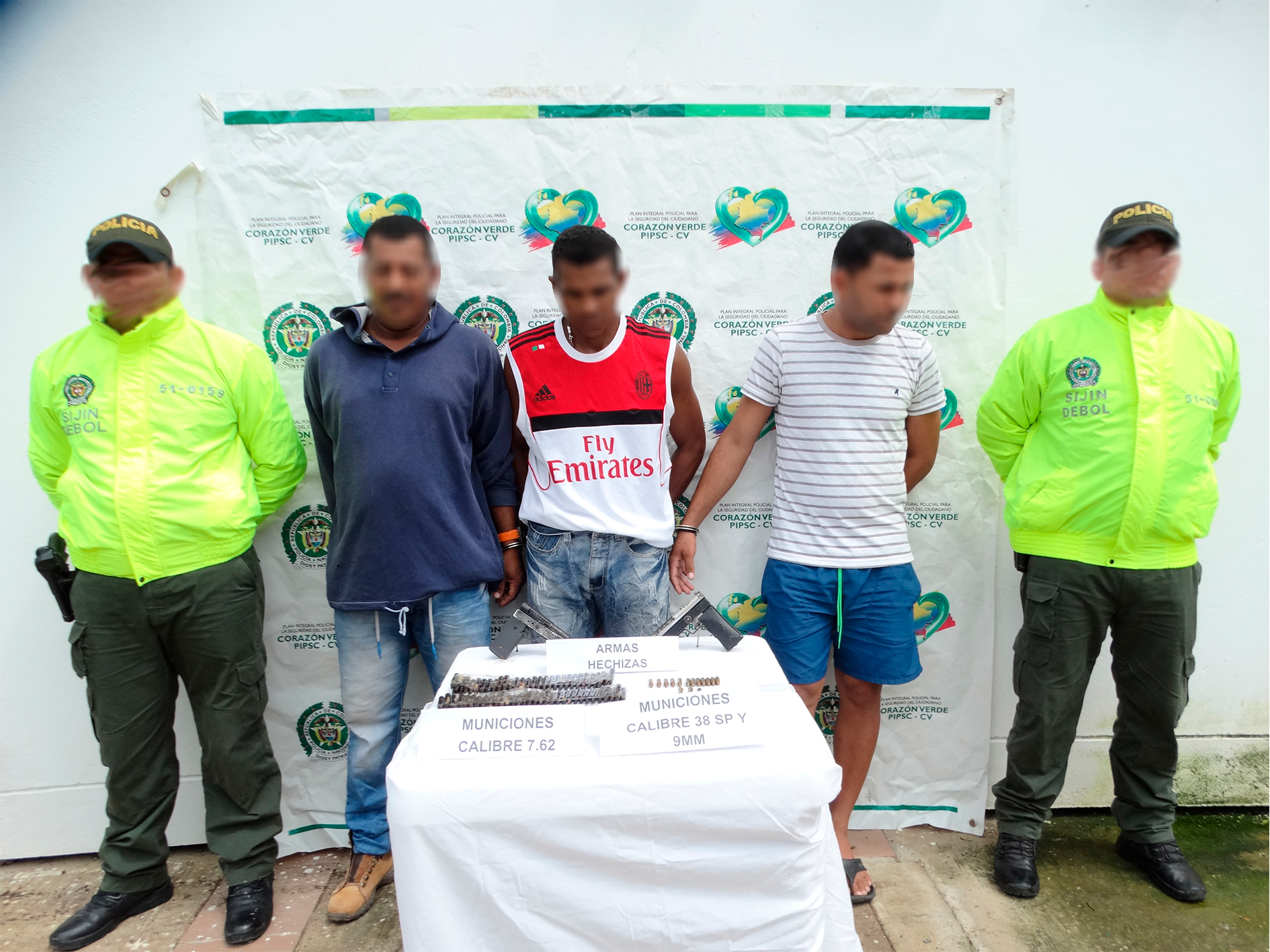 La Policía Nacional capturo tres presuntos asaltantes de fincas