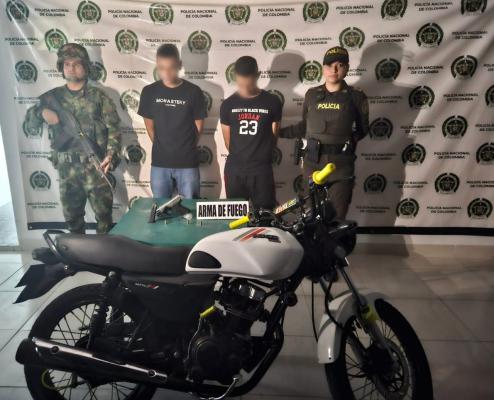 Hombres a bordo de una motocicleta portaban un arma de fuego cuando fueron capturados por la Policía