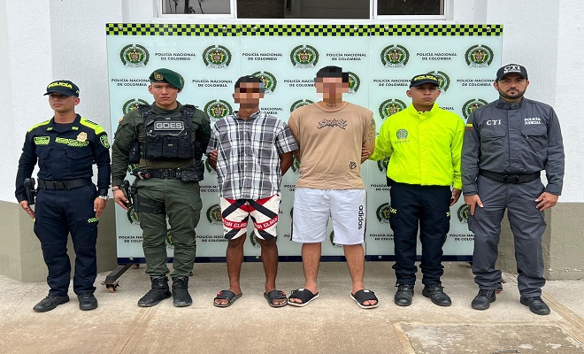 Dos capturados por el delito de homicidio en Barrancabermeja rodeados de tres uniformados de la Policía Nacional y un funcionaio del CTI 