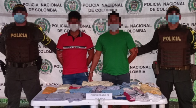 2 personas capturadas-policías custodiando-estupefacientes incautados 