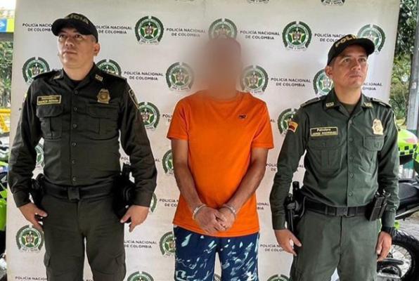 Capturado por orden judicial en el barrio Jordán 2da etapa, por el delito de homicidio agravado, luego de ser presentado en audiencia, ornaron su medida de aseguramiento en centro carcelario. 