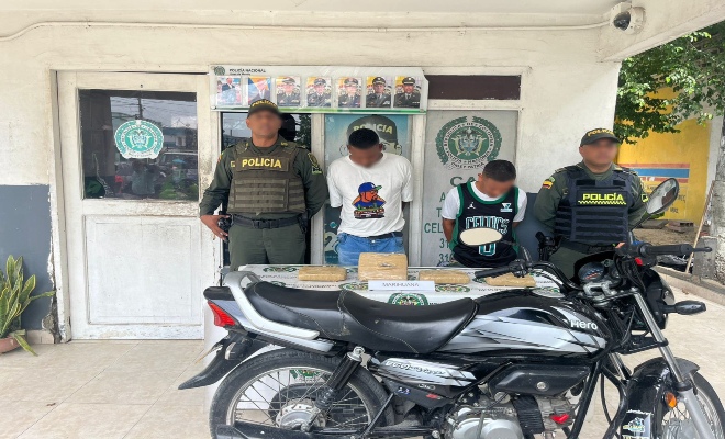 Persona capturada-policías custodiando