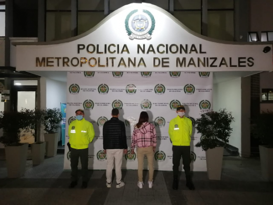 2 personas capturadas-policías custodiando