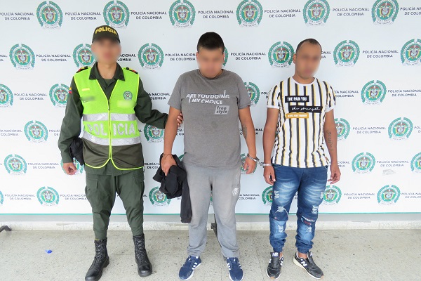 estaban_hurtando_un_establecimiento_comercial