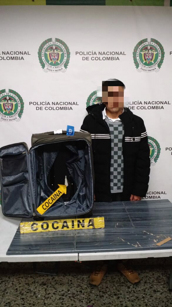 Capturamos-a-un-actor-de-reparto-y-un-productor-de-música-urbana-con-cocaína-en-el-Aeropuerto-el-Dorado 