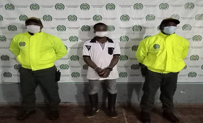 1 persona capturada-policías custodiando