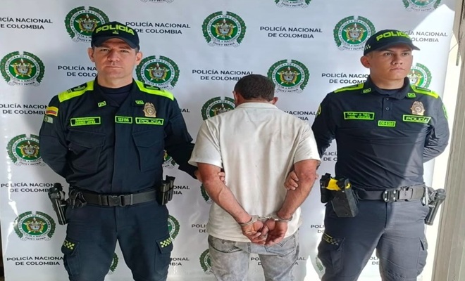 dos uniformados y un capturado 