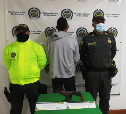 1 persona capturada-policías custodiando-elementos incautados