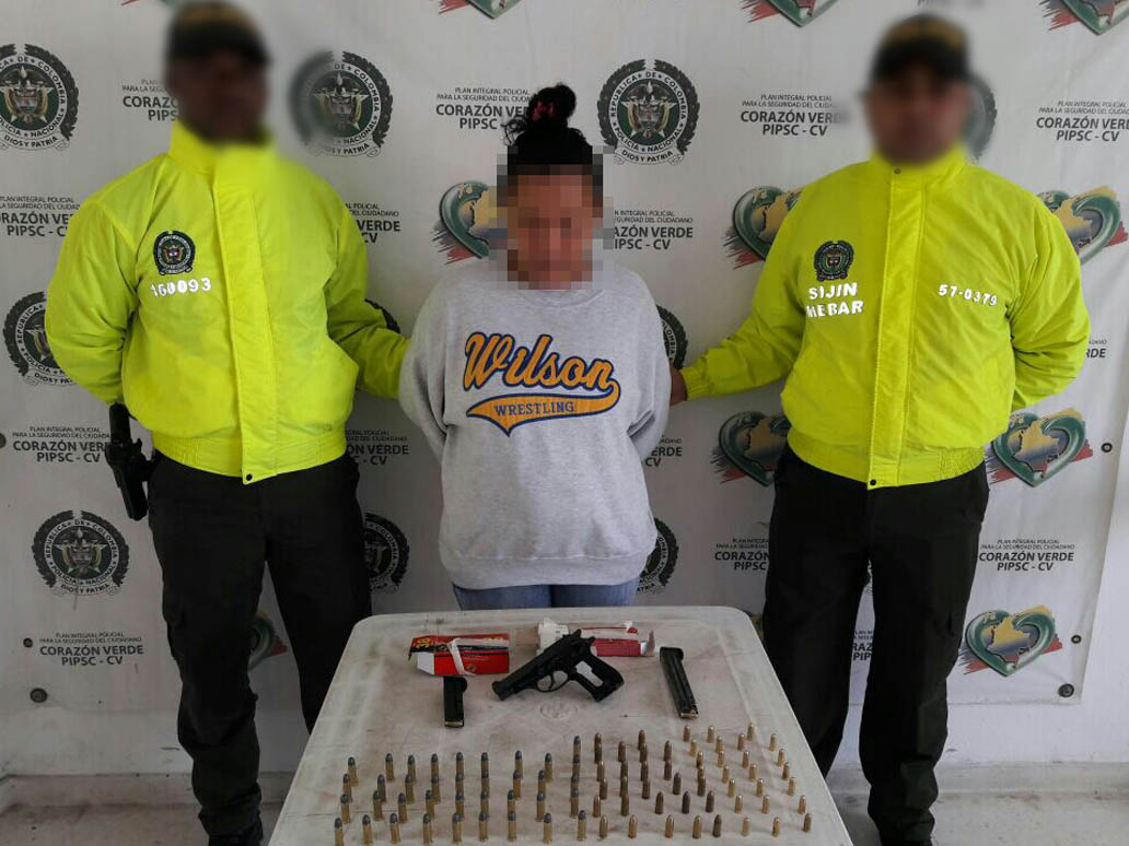 Mujer de 26 años, a quién se le halló en su residencia un arma de fuego tipo pistola.