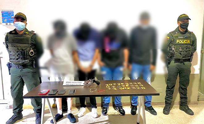 4 personas capturadas-policías custodiando-elementos incautados