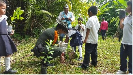 40 niños la institución educativa San Juan Bosco se convierten en guardines y tutores de la siembra