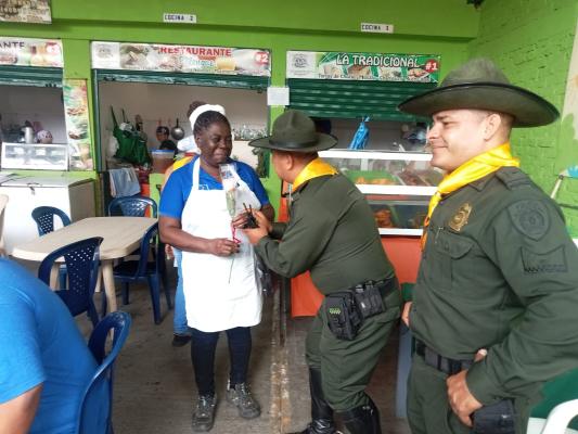 Carabineros entregan detalles a madres de la plaza de mercado 