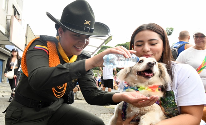 Mujer carabinera da agua a un perrito 