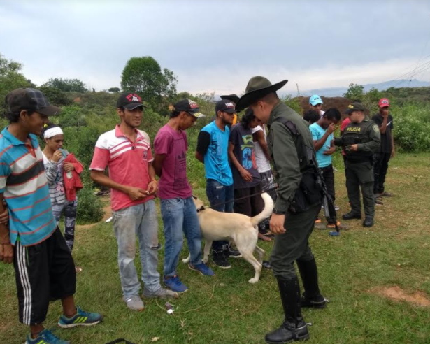 Carabineros socializando con los campesinos