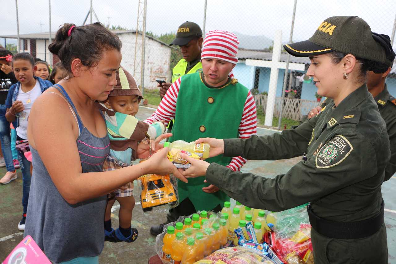 Grupo de prevención de la Policía Nacional motiva en Manizales a niñ@s de veredas a estudiar 