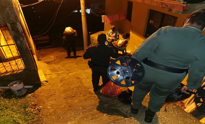 Cargados de regalos, policía llego hasta el barrio porvenir de Quibdó para alegrar la vida de una familia vulnerable.