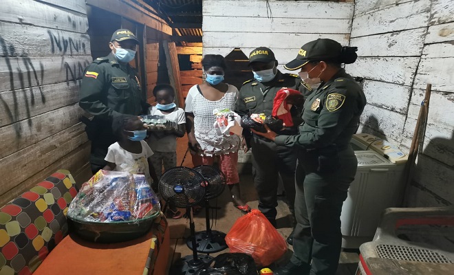 Cargados de regalos, policía llego hasta el barrio porvenir de Quibdó para alegrar la vida de una familia vulnerable.