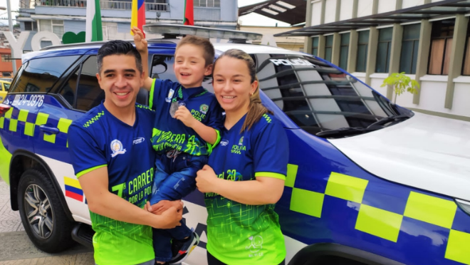 Familia con la camiseta de la carrera
