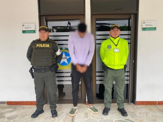 Persona capturada-policías custodiando