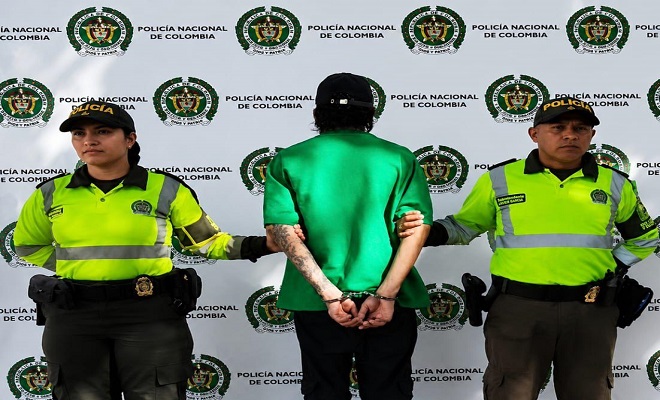 Capturado es custodiado por polic&iacute;as en Backing institucional