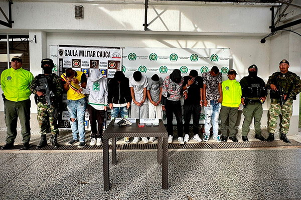 Persona capturada-policías custodiando 	