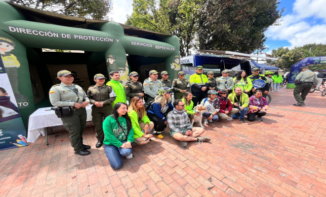 Uniformados acompañando a ciudadanos durante la celebración del Día Internacional de la Bicicleta