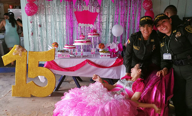 La Policía Nacional-le-celebró-los-15 años-a-una-niña-con-deficiencia motriz-y-sin habla