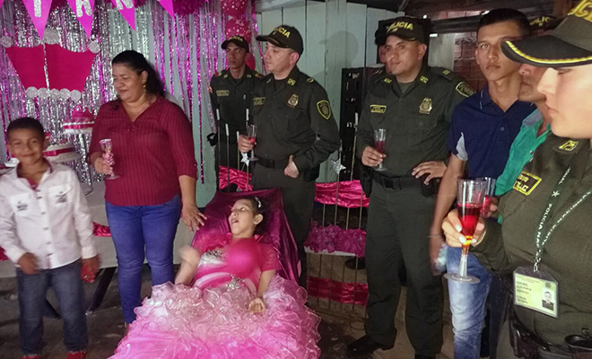 La Policía Nacional-le-celebró-los-15 años-a-una-niña-con-deficiencia motriz-y-sin habla