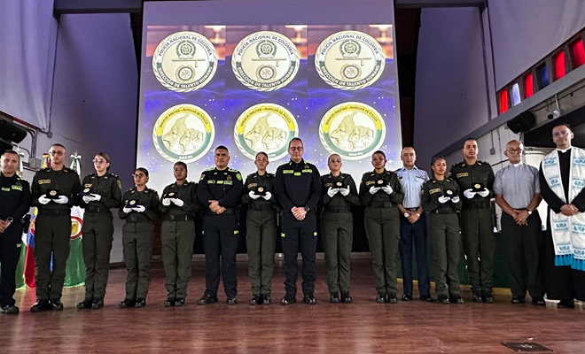 Un grupo de auxiliares con el comandante